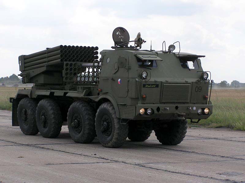 Wojskowa Tatra 813 8x8 z wyrzutnią rakiet RM 70.